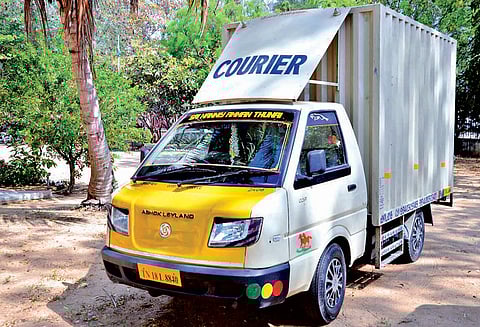 வேனில் கடத்திவரப்பட்ட 16 கிலோ தங்க கட்டிகள் பிடிப்பட்டன சென்னை வாலிபர் கைது