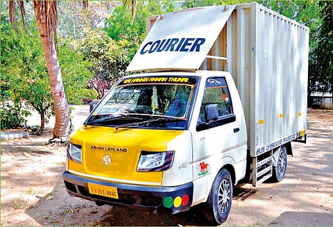 ராமநாதபுரத்திற்கு கடத்தி வரப்பட்ட 16 கிலோ தங்கக்கட்டிகள் பிடிபட்டன; சென்னை வாலிபர் கைது