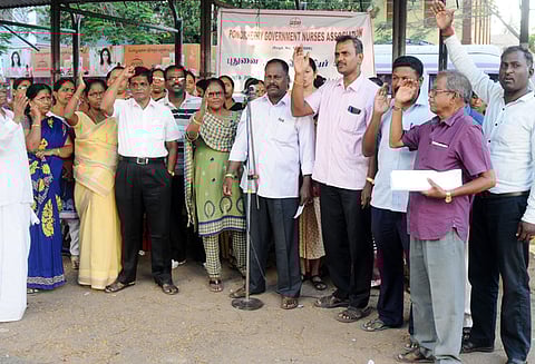 அரசு மருத்துவமனை செவிலியர்கள் கண்டன ஆர்ப்பாட்டம்