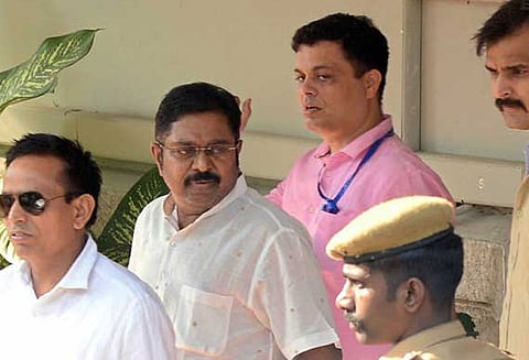 இரட்டை இலை வழக்கில் மீண்டும் திருப்பம்! ஹவாலா தரகர் நரேஷிடம் ரூ.50 லட்சம் பறிமுதல்