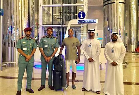 புதிய விசா கொள்கையின் கீழ் விசா பெற்ற முதல் இந்தியருக்கு துபாயில் உற்சாக வரவேற்பு