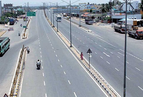 மாவட்டத்தில் சுட்டெரிக்கும் அனல் வெயிலால் வெறிச்சோடிய சாலைகள்