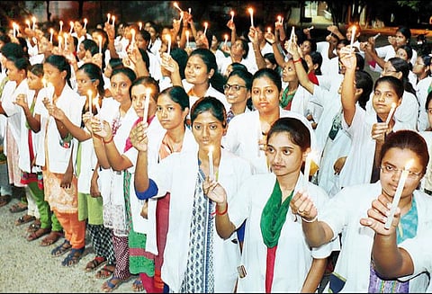 ஐகோர்ட்டு தீர்ப்புக்கு வருத்தம் தெரிவித்து அரசு டாக்டர்கள் மெழுகுவர்த்தி ஏந்தி நின்றனர்