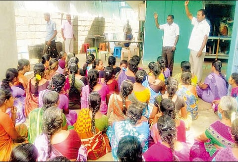 முற்றுகை போராட்டம்: திறக்க இருந்த டாஸ்மாக் கடையை மூட வைத்த பெண்கள்
