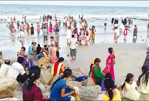 கோடை விடுமுறையையொட்டி கடற்கரையில் சுற்றுலா பயணிகள் குவிந்தனர்