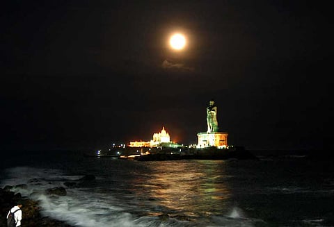 ஒரே நேரத்தில் சூரியன் மறைவு– சந்திரன் உதயமாகும் அபூர்வ காட்சி கன்னியாகுமரியில் நாளை பார்க்கலாம்