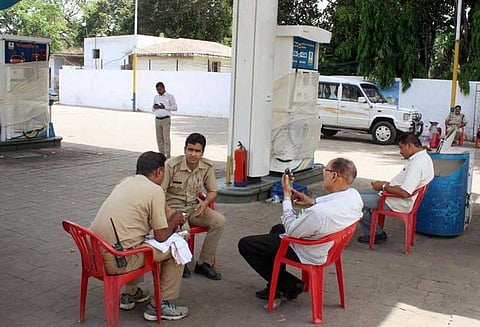 உத்தரபிரதேசத்தில் பெட்ரோல் விற்பனையில் மோசடிக்கு உதவியவர் கைது