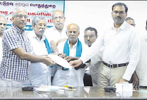 சர்க்கரை ஆலையில் கரும்பு விவசாயிகளுக்கான நிலுவைத்தொகையை விரைந்து வழங்க வேண்டும்