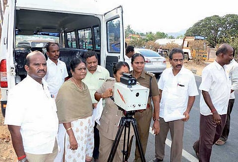 ‘ஸ்பீடு டிடெக்டர்’ நவீனகருவி மூலம் வாகனங்களின் வேகம் கண்காணிப்பு