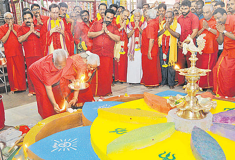 சித்ரா பவுர்ணமி விழா: 1,008 யாக குண்டங்கள் அமைத்து கலச விளக்கு வேள்வி பூஜை