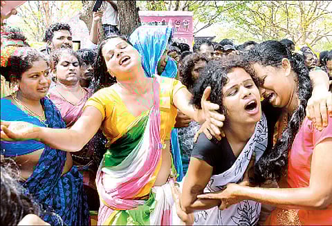 சித்திரை திருவிழாவையொட்டி கூவாகம் கூத்தாண்டவர் கோவிலில் தேரோட்டம்