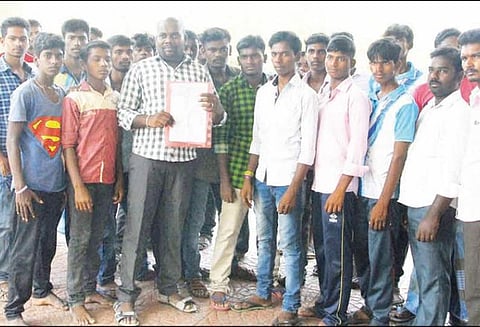 நீர்மட்டம் வெகுவாக குறைவதால் தனியார் குடிநீர் சுத்திகரிப்பு தொழிற்சாலையை மூட வேண்டும்