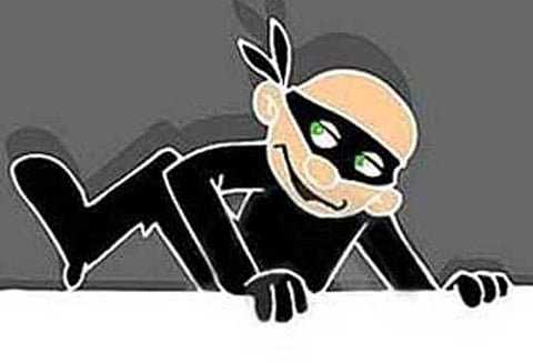 திருவள்ளூர் அருகே வீட்டின் பூட்டை உடைத்து திருட்டு