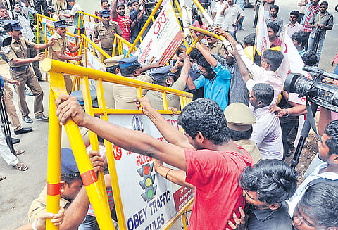 சி.பி.எஸ்.இ. மண்டல அலுவலகத்தை முற்றுகையிட இந்திய மாணவர் சங்கத்தினர் முயற்சி