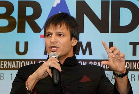 வீரமரணம் அடைந்த சிஆர்பிஎப் வீரர்களின் குடும்பங்களுக்கு 25 பிளாட்களை கொடுத்தார் விவேக் ஓபராய்