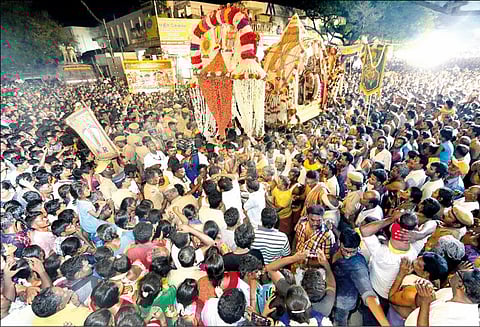 விடிய, விடிய வழிநெடுக காட்சி தந்த கள்ளழகர்; இன்று அழகர்மலைக்கு திரும்புகிறார்