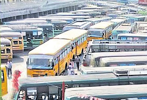 பஸ் ஊழியர்கள் வேலை நிறுத்தம்: காஞ்சீபுரம், திருவள்ளூர் மாவட்டங்களில் குறைந்த அளவு பஸ்களே ஓடின