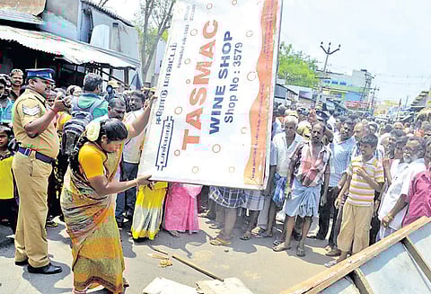 ஈரோடு நகரில் பரபரப்பு; டாஸ்மாக் கடையை அடித்து நொறுக்கிய பொதுமக்கள்