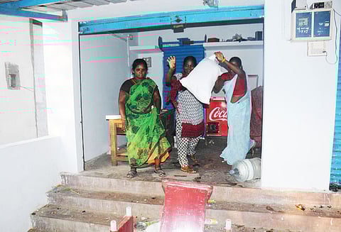 தனிநபர் அமைத்த மதுபானக்கடையை பெண்கள் அடித்து நொறுக்கினர்