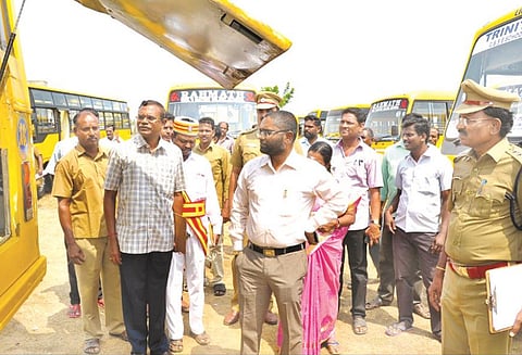 விதிமுறைகளை கடைப்பிடிக்காத 8 பள்ளி வாகனங்களின் தகுதி சான்று ரத்து