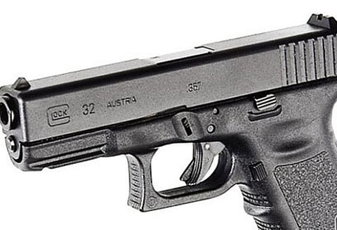 காதலனுடன் பேசிக்கொண்டிருந்த இளம் பெண்ணை துப்பாக்கியால் சுட்ட தந்தை-சகோதரன்