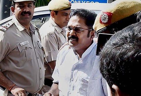 டிடிவி தினகரன், சுகேஷ் குரல் மாதிரிகளை சோதனை செய்ய அனுமதி வழங்கி கோர்ட்டு உத்தரவு