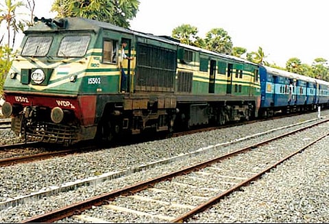 ராமேசுவரத்தில் சூறாவளிக்காற்று: சென்னை புறப்பட்ட எக்ஸ்பிரஸ் ரெயில் நடுவழியில் நிறுத்தம்