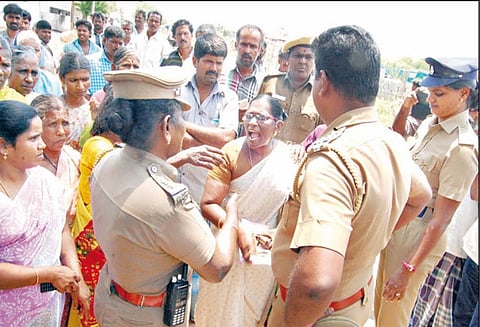 மதுக்கடையை முற்றுகையிட முயற்சி: பொதுமக்கள், போலீசார் இடையே தள்ளு முள்ளு