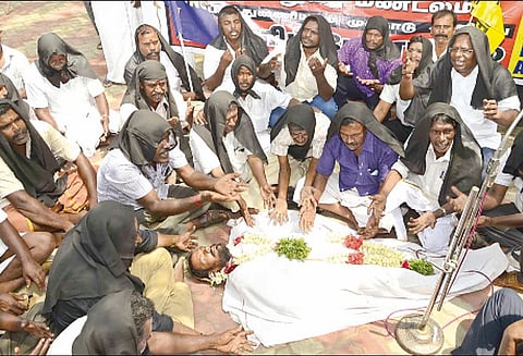 சாலைப்பணியாளர்கள் ஒப்பாரி போராட்டம்