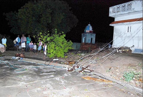 பலத்த சூறாவளிக்காற்றுடன் மழை; வீடுகள் சேதம் மின்கம்பங்கள், மரங்கள் சாய்ந்தன