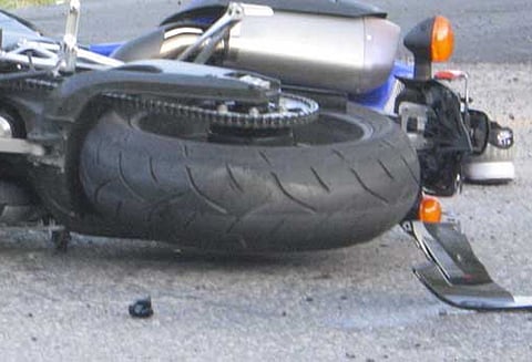 சாலை தடுப்பின் மீது மோட்டார் சைக்கிள் மோதி சட்டக்கல்லூரி மாணவர் சாவு