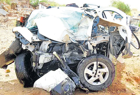 கயத்தாறு அருகே பாலதடுப்பு சுவரில் கார் மோதல்; சென்னை தொழில் அதிபர்- மகன் உள்பட 4 பேர் பலி