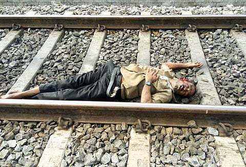 கோவில்பட்டி அருகே ரெயில் தண்டவாளத்தில் ஆண் பிணம்