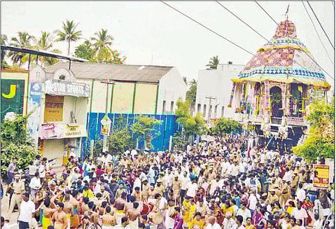 தியாகராஜர் கோவில் ஆழித்தேரோட்டத்தை முன்னிட்டு விநாயகர், சுப்பிரமணியர் தேரோட்டம்