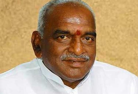 இறைச்சிக்காக மாடுகளை விற்க தடை: அரசின் முடிவை அரசியலாக்க வேண்டாம்