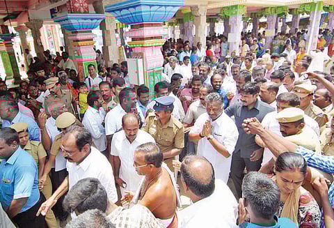 ஆயுர்வேத சிகிச்சை முடிந்து ஓ.பன்னீர்செல்வம் சொந்த ஊர் திரும்பினார்; செல்லும் வழியில் கோவில்களில் சாமி தரிசனம்