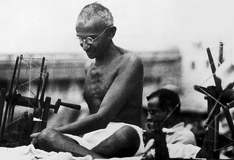 காந்தியை கோட்சே தவிர இரண்டாவது நபரும் சுட்டுள்ளார்? விசாரணை நடத்த கோர்ட்டில் வழக்கு