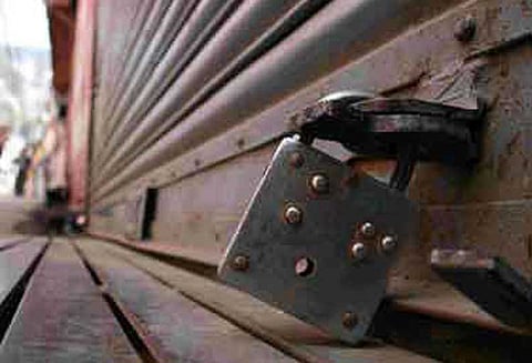 நீலகிரி மாவட்டத்தில், இன்று 600 ஓட்டல்கள், 220 மருந்து கடைகள் அடைப்பு