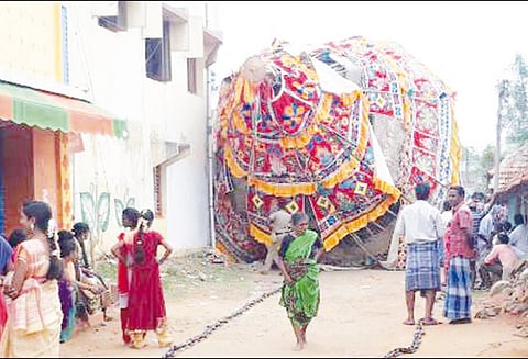 கோவில் திருவிழாவில் அச்சு முறிந்து தேர் சாய்ந்தது பூசாரி உள்பட 3 பேர் காயம்