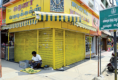 ஜி.எஸ்.டி. வரிவிதிப்புக்கு எதிர்ப்பு தெரிவித்து மாவட்டம் முழுவதும் ஓட்டல், மருந்து கடைகள் அடைப்பு