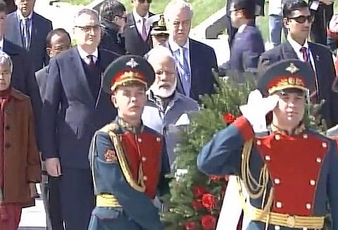 ரஷ்யாவில் இரண்டாம் உலகப்போரில் உயிரிழந்த வீரர்களின் நினைவிடத்தில் பிரதமர் மோடி மரியாதை