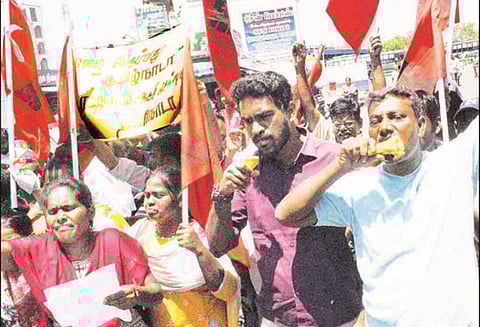 மாட்டுக்கறி உண்ணும் போராட்டத்தில் ஈடுபட்ட 54 பேர் கைது போலீசாருடன் தள்ளு, முள்ளு