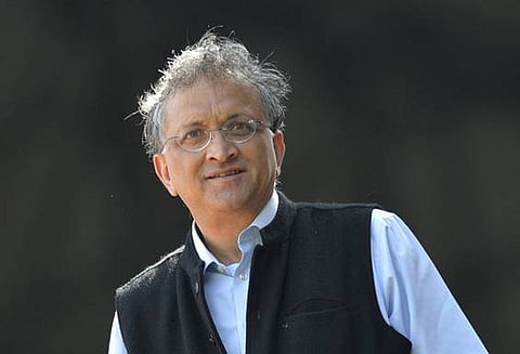 டெஸ்ட் போட்டிகளில் இருந்து ஓய்வு பெற்ற தோனிக்கு ஏ-கிரேடு ஏன்? ராமச்சந்திர குஹா