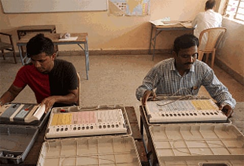 தேர்தல் ஆணையத்தின் ஹேக்கிங் சவாலை முறியடிக்கும் முயற்சியில் 2 தேசிய கட்சிகள்