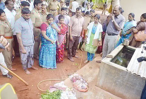 வீட்டுக்குள் புதைத்த இரட்டை குழந்தைகள் உடல்கள் தோண்டி எடுப்பு பிரேத பரிசோதனை செய்தனர்
