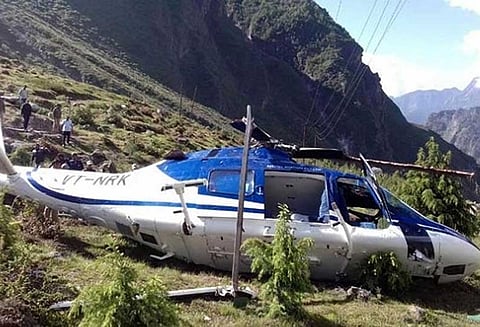 பத்ரிநாத்தில் ஹெலிகாப்டர் விபத்துக்குள்ளானதில் என்ஜினியர் பலி, பைலட் காயங்களுடன் தப்பினார்