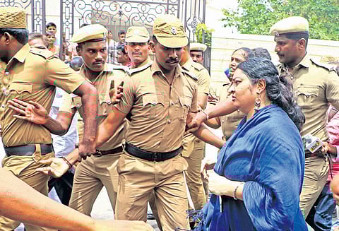 தம்பி தீபக் மீது பரபரப்பு புகார்: சென்னையில் ஜெயலலிதாவுக்கு சொந்தமான போயஸ் கார்டன் வீட்டில் நுழைந்த தீபா