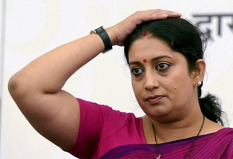 ‘வந்தே மாதரம்’ என கோஷம் எழுப்பிய வாலிபர் ஸ்மிரிதி இரானி மீது வளையல்களை வீசினார்!