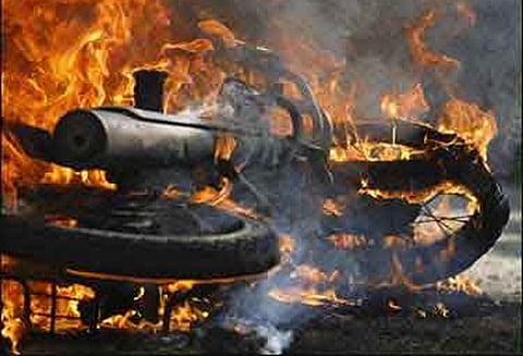 ஸ்டுடியோ உரிமையாளரின் மோட்டார் சைக்கிள் தீ வைத்து எரிப்பு டிரைவர் கைது