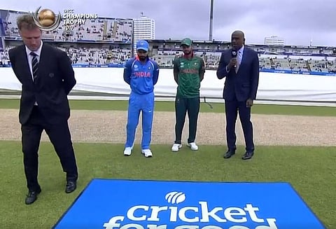 சாம்பியன்ஸ் கோப்பை அரையிறுதி: டாஸ் வென்ற இந்திய அணி பந்து வீச முடிவு